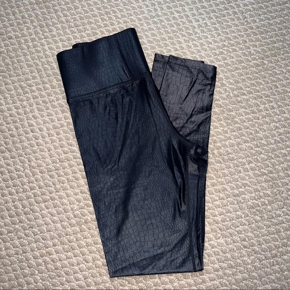 CARBON38 High Rise Full-length Legging in
Crocodile Takara Shine SIZE: Large - Picture 9 of 11